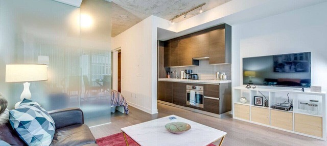 Stunning 1BR Executive Suite in Popular King West
