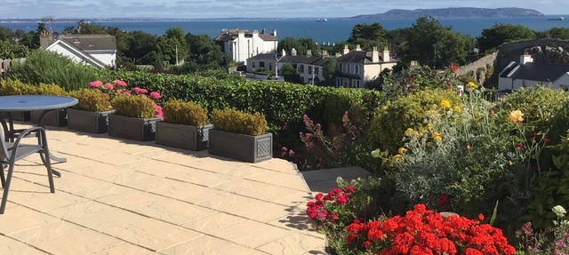 Stunning 2 Bedroom Apartment With Panoramic Sea Views private garden & parking