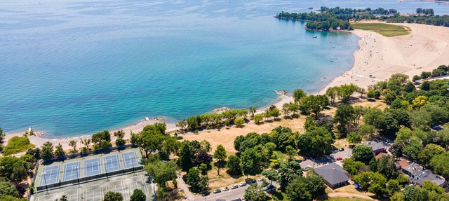 Stunning 3brm Apartment with rooftop patio in the Beaches Area of Toronto