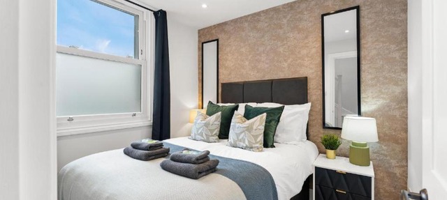 Stunning 4 Bedroom Abode in Zone 1 - Balcony - Sleeps 9
