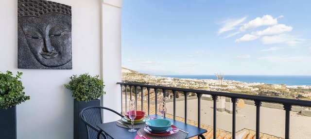 Stunning, comfortable apartment with sea views, large private terrace & wifi