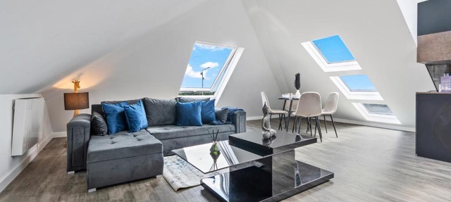 Stunning Penthouse-Style 2-Bed Uxbridge