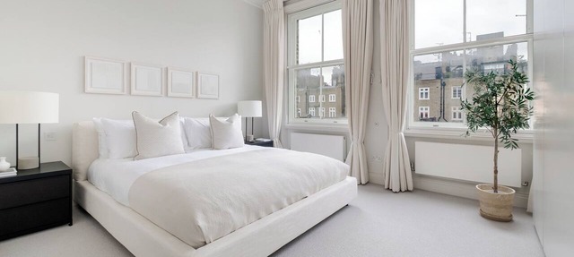 Stunning single-level Knightsbridge - Cadogan Square flat w/lift & garden access