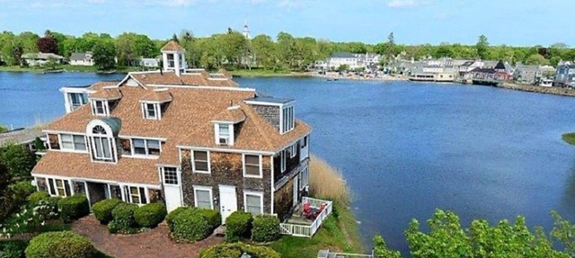 Stunning Waterfront Condo with deck, Walk to Shops and Restaurants