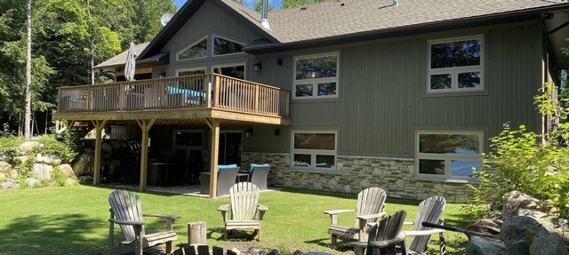 Stunning, Year Round Lakefront Cottage with Hot Tub