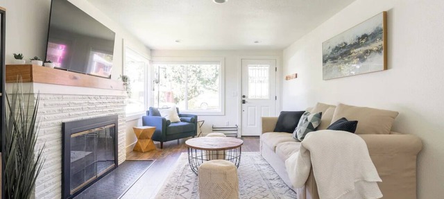 Stylish 2-bd Home, Blocks to Shops & Light Rail