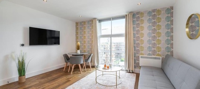 Stylish 2 Bedroom Apartment in Chelsea by Battersea Park with AC