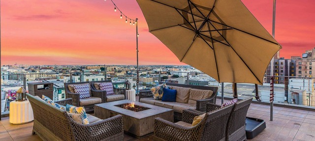 Stylish 2br/2ba At HWH by Oneluxstay
