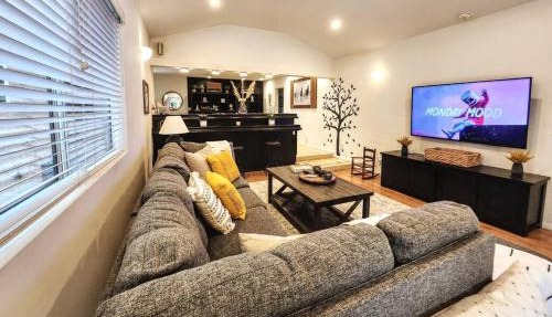 Stylish 4 Bedroom Home Near Venice Beach with Backyard BBQ
