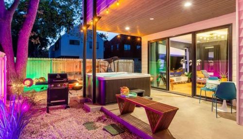Stylish Clubhouse Retreat w Hot Tub near Downtown