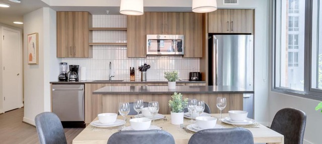 Stylish Condo at Clarendon with Rooftop Views