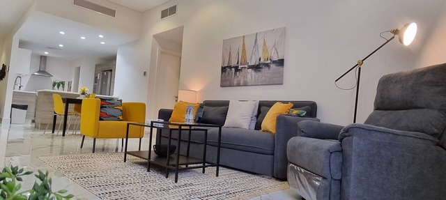 stylish condo * gym * shaded parking * super location