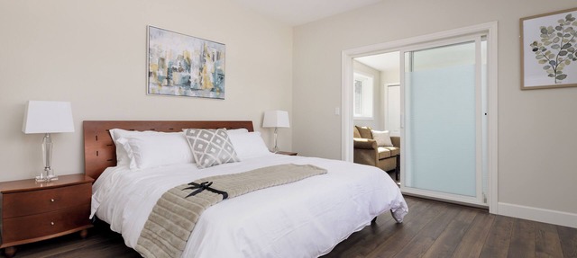 Stylish Ensuite with Living Room in Luxury House