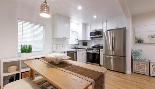 Stylish Long Beach Retreat Walk to Beach Bars
