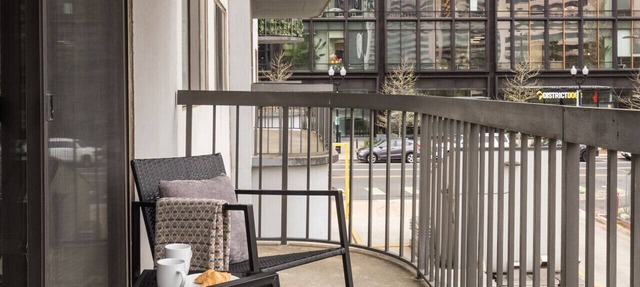 Stylish Oasis:Sleeps 7 | King Bed | Prime Location