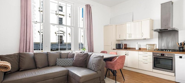 Stylish Open-Plan Living Gem in Victoria - Pass the Keys
