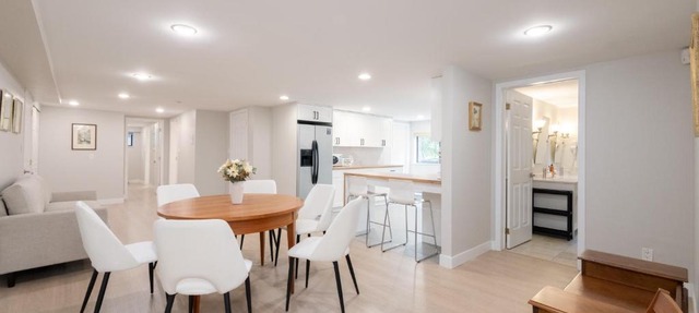 Stylish Scenic Oasis: 3-Bedroom Suite, West Van
