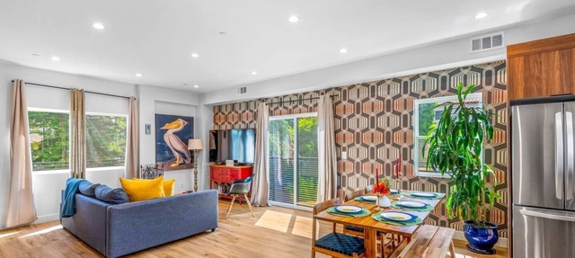 Stylish Sherman Oaks Townhouse W/3 Master Suites