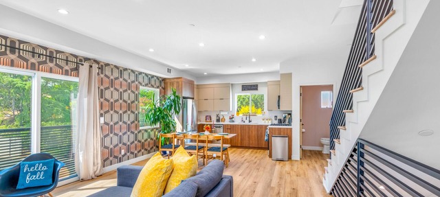 Stylish Sherman Oaks Townhouse W/3 Master Suites