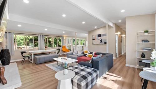 Stylish & Spacious Retreat in Downtown Bellevue