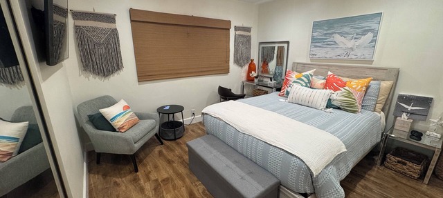 Stylish suite near beach & LAX—private entry, vibrant decor, cozy comfort.