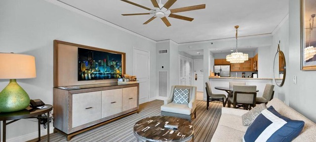 Stylish Suite to Have a Great Stay!