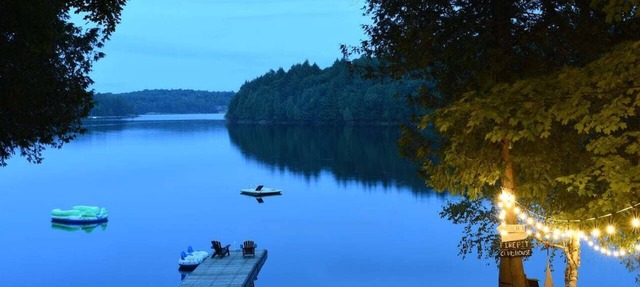 Stylish Waterfront Cottage, flat private Beach, North of Muskoka