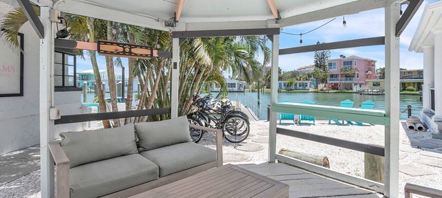 Stylish Waterside Studio 2 blocks to Beach