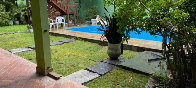 Suítes aconchegantes com piscina e praia