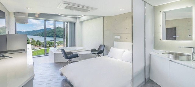 Suburban accommodation with a fantastic river view and spa