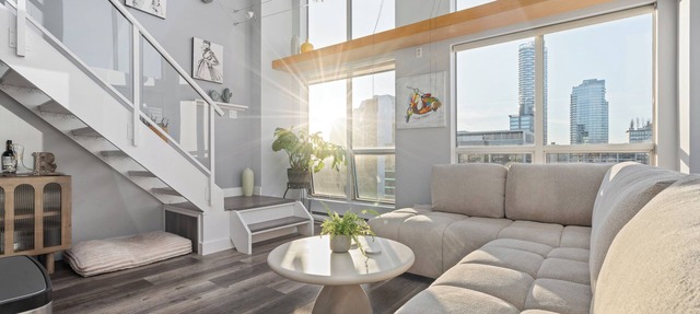 Sun-Drenched Downtown Loft - Views of Skyline
