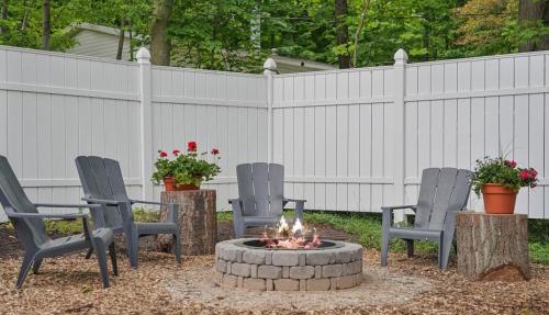 Sunny 3BR with Firepit Game Yard Walk to Green Lake