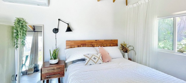 Sunny Days Tiny House - newly renovated with private entrance, pool & view