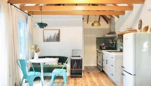 Sunny Days Tiny House with private entrance, pool and view