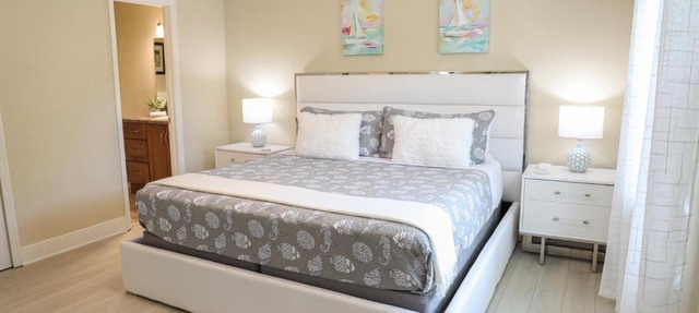 Sunnyside Palms - 2BR, Poolside, 5 min to Beach