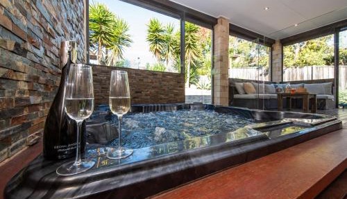 Sunrise Oasis - Luxe Pool, Spa, Cinema