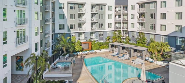 Sunset Penthouse: Pool, Spa, Gym, Games, & Parking
