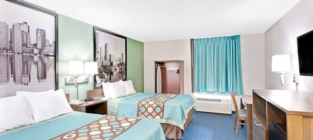 Super 8 by Wyndham Brockton