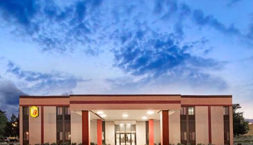 Super 8 by Wyndham Brockton