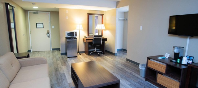 Super 8 by Wyndham Mississauga