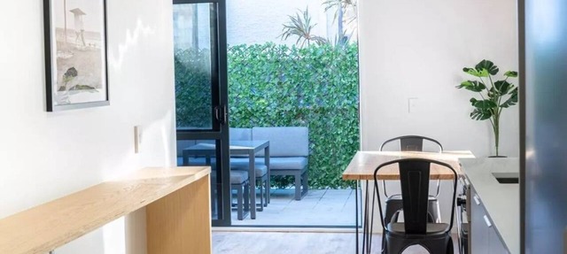 The Downtown by Beyonder by Beyonder - Stylish 2-Bedroom Coastal Apartment with Balcony, Walking Distance to Mount Maunganui Beach, Secure Parking, Ideal for Couples and Families