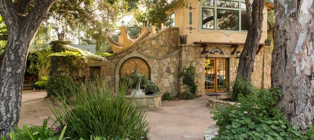 The Emerald Iguana Inn