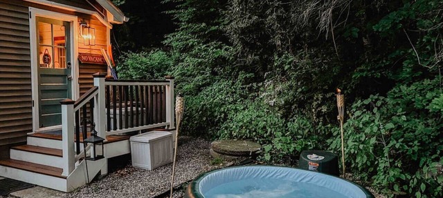 The Little Lake Cabin with hot tub