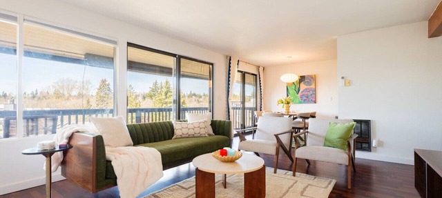 The Mod House | Stylish 3BR Retreat Near UW