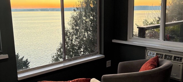 The Nest - cottage with panoramic views and private deck seating