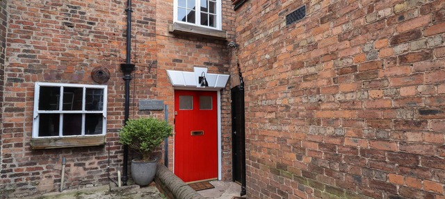 THE OLD SORTING OFFICE, pet friendly, with hot tub in Hawarden