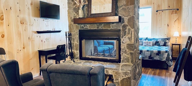 The Outlet Studio, Rustic Comfort w Fireplace