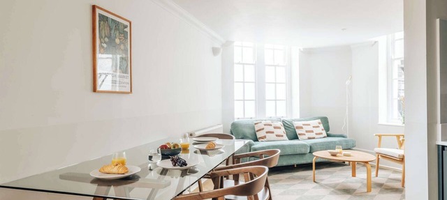 The Regency: 2BD LG Apartment in Victoria