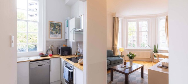 The Regency: Bright & Elegant 2BR in Victoria