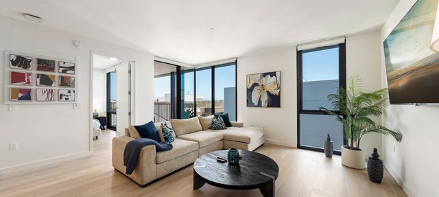The Sapphire Nest' Luxury Condo Walk to Beach & Pier Rooftop Pool, Gym Parking
